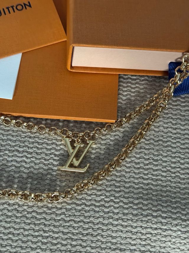 Corrente Louis Vuitton com cerejas e LV