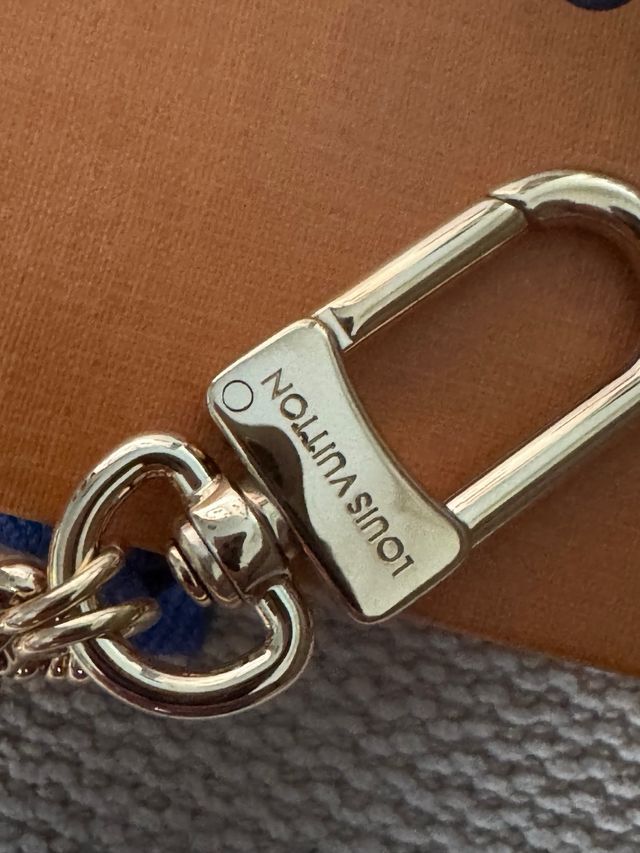 Corrente Louis Vuitton com cerejas e LV