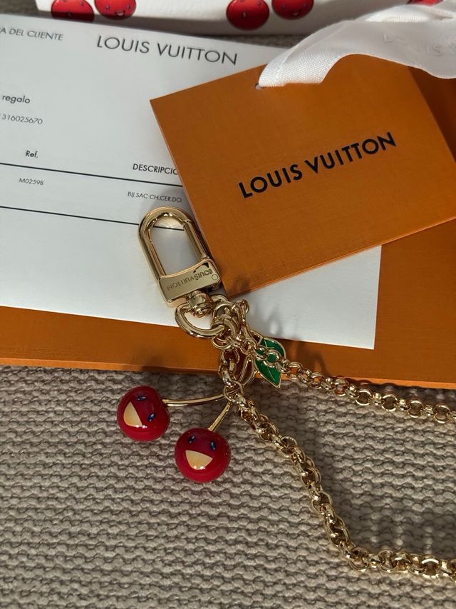 Corrente Louis Vuitton com cerejas e LV