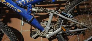 Bicicleta de montaña azul
