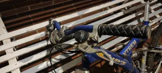 Bicicleta de montaña azul