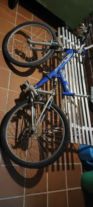 Bicicleta de montaña azul