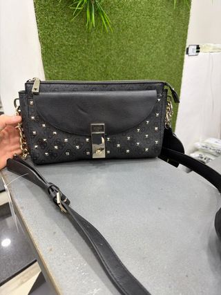 Borsa a tracolla Guess nera con borchie