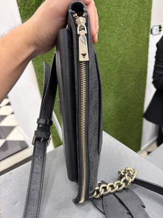 Borsa a tracolla Guess nera con borchie