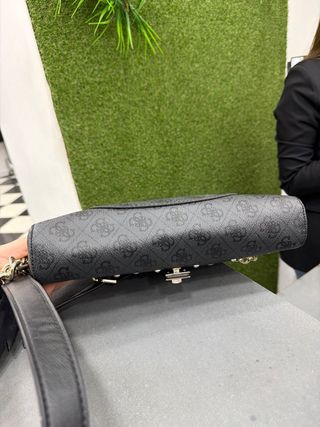 Borsa a tracolla Guess nera con borchie