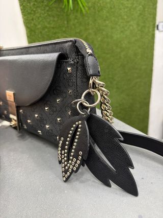 Borsa a tracolla Guess nera con borchie