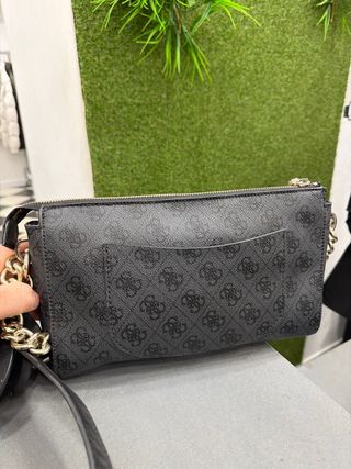 Borsa a tracolla Guess nera con borchie