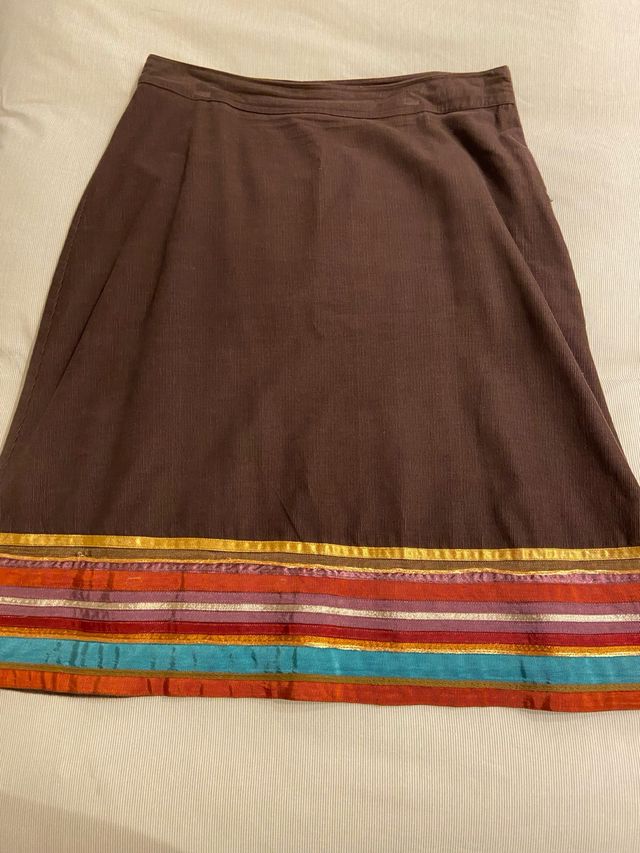 Falda de pana marrón con detalles de colores