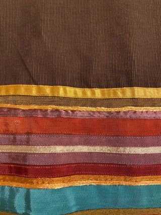 Falda de pana marrón con detalles de colores