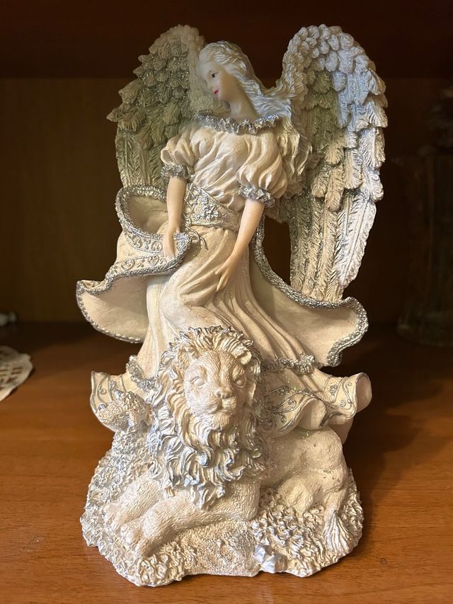 Estatua Ángel con León