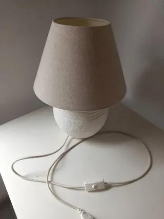 Lámpara de mesa beige y blanca