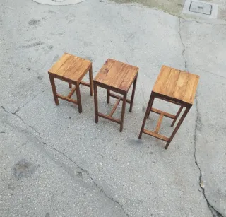 N. 3 sgabelli legno castagno portapiante