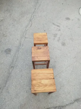 N. 3 sgabelli legno castagno portapiante