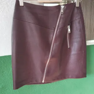 Falda cuero burdeos cremallera asimétrica