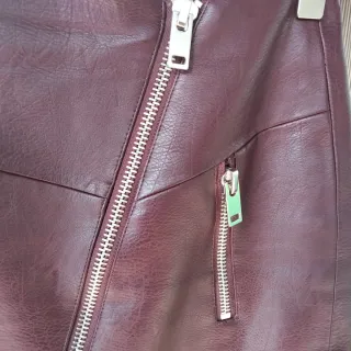 Falda cuero burdeos cremallera asimétrica