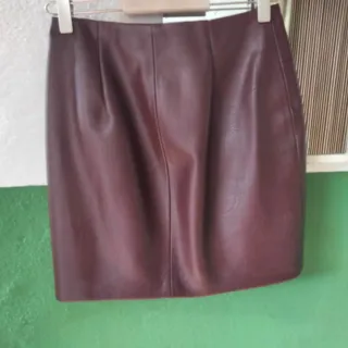 Falda cuero burdeos cremallera asimétrica