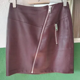 Falda cuero burdeos cremallera asimétrica