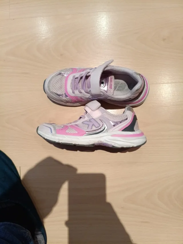 Zapatillas niña Kelme rosas y blancas