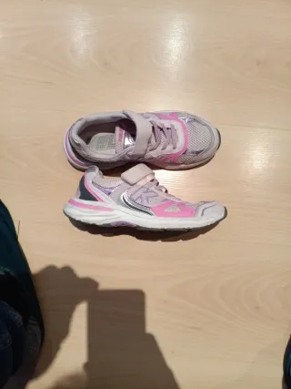 Zapatillas niña Kelme rosas y blancas