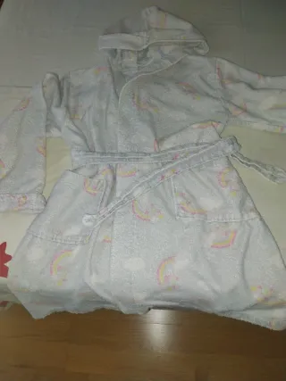 Albornoz infantil con unicornios y arcoíris