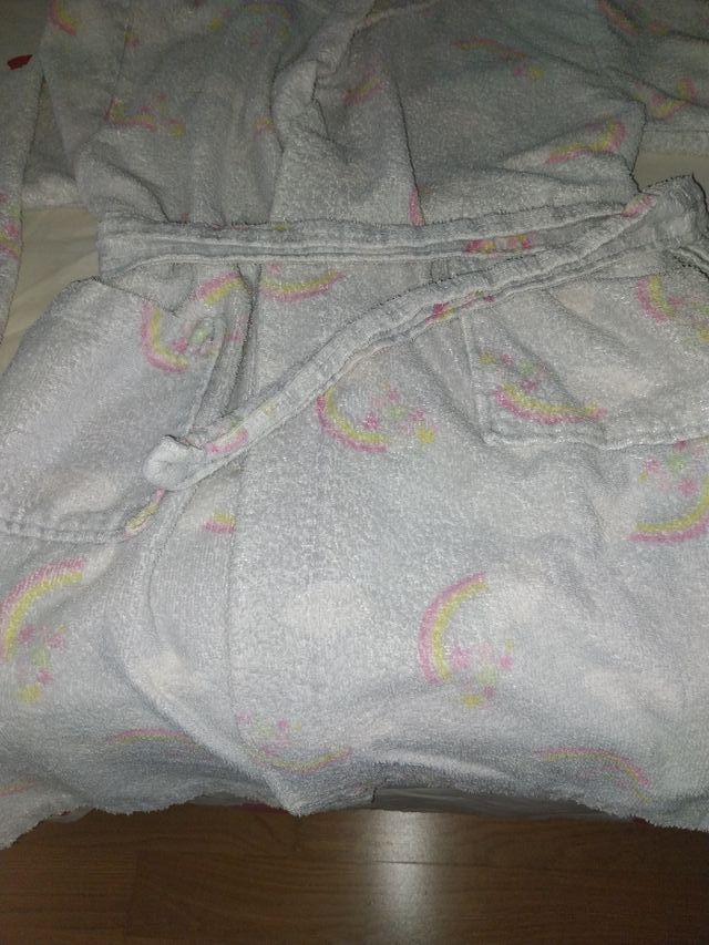 Albornoz infantil con unicornios y arcoíris