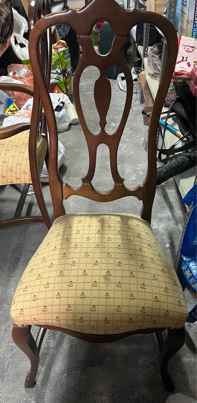 Sillas de madera con tapizado floral