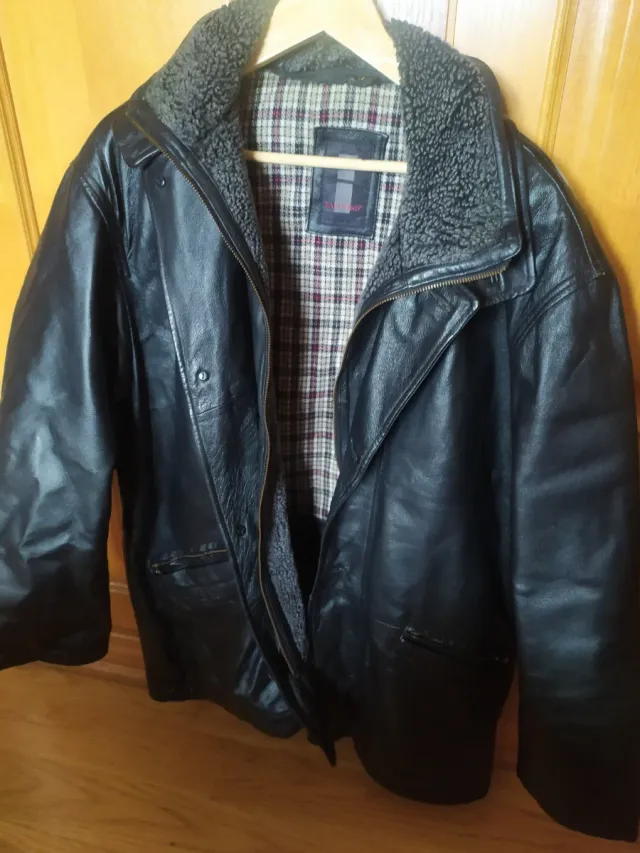 Cazadora de cuero negra