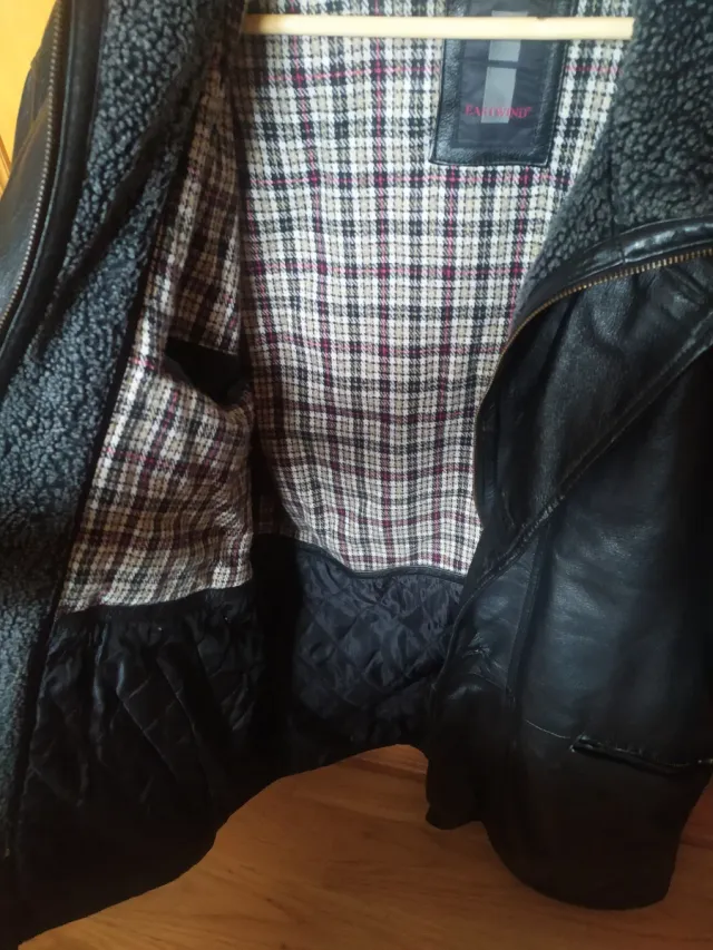 Cazadora de cuero negra