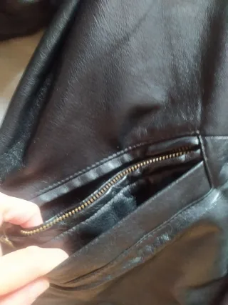 Cazadora de cuero negra