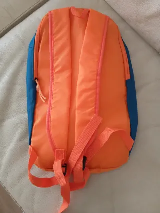 Mochila azul y naranja