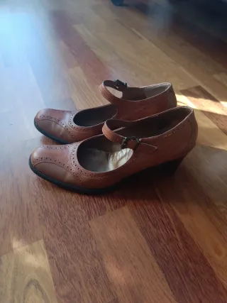 Zapatos de tacón Mary Jane marrones