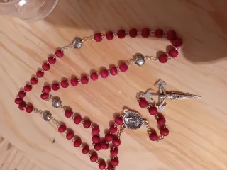 Rosario de madera rojo con crucifijo