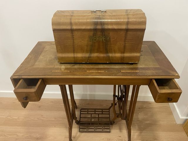 Máquina de coser antigua Refrey