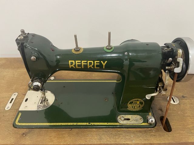 Máquina de coser antigua Refrey