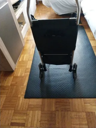 Carrito de compras negro y plateado