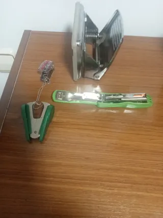 Grapadora, perforadoras y quitagrapas