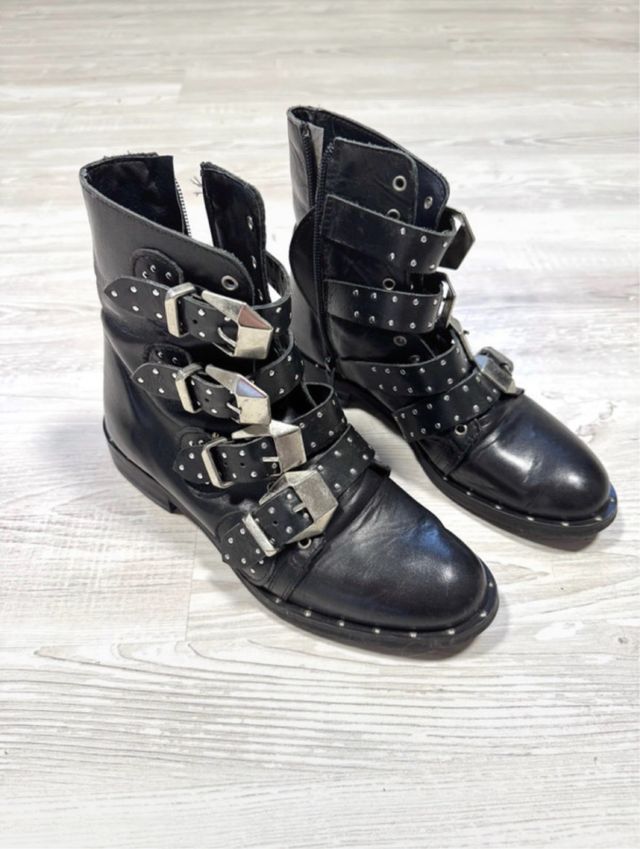 Stivaletti neri con borchie e fibbie