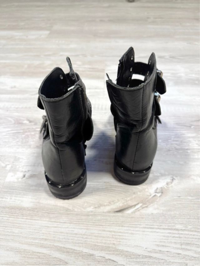 Stivaletti neri con borchie e fibbie