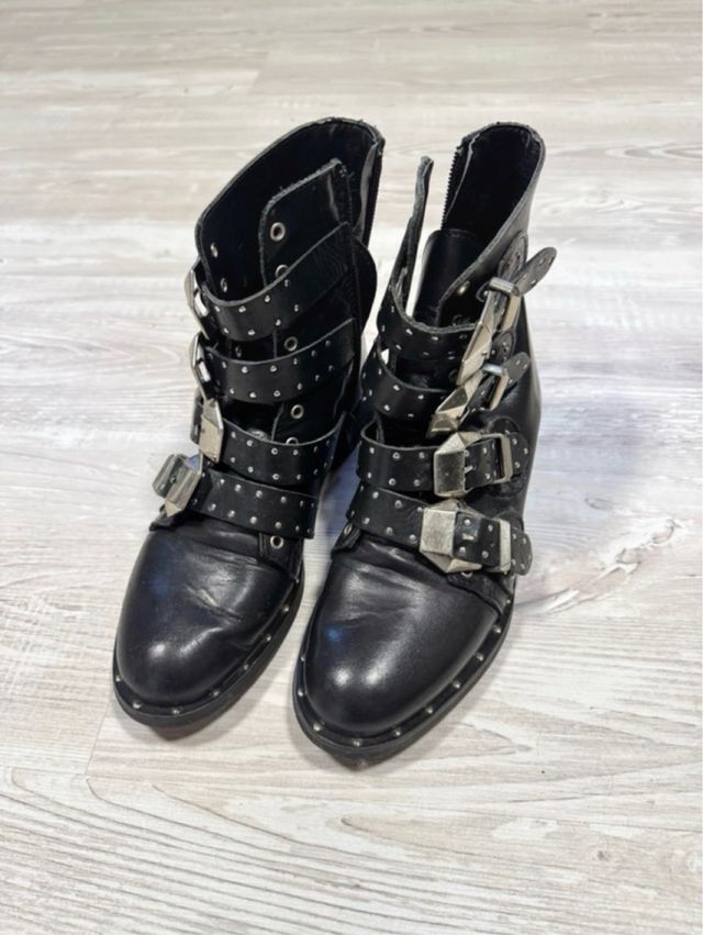 Stivaletti neri con borchie e fibbie