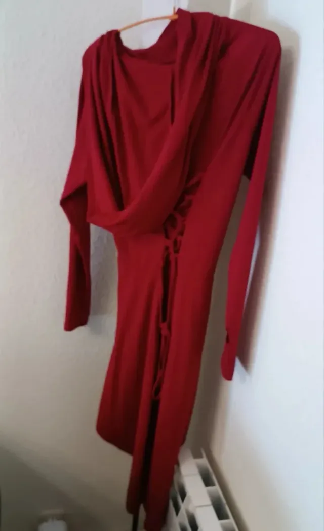 Vestido rojo con capucha y cordones larp