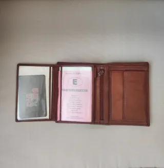 Cartera de piel marrón para hombre