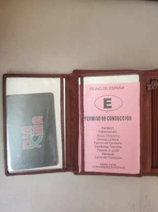 Cartera de piel marrón para hombre