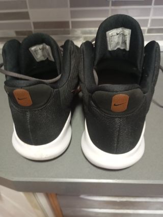 Zapatillas Nike Negras y Doradas