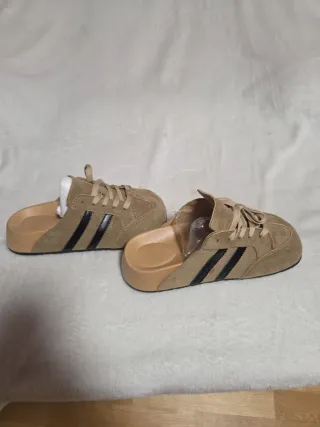 Zapatillas tipo zueco beige y negro