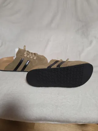 Zapatillas tipo zueco beige y negro