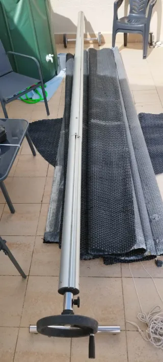 Ringhiera piscina in metallo e raccoglitore per tende da piscina