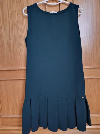 Vestido verde botella con falda plisada