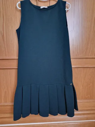 Vestido verde botella con falda plisada