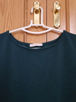 Vestido verde botella con falda plisada