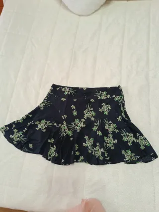 Falda Naf Naf floral negra